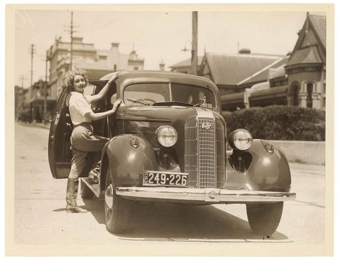 Film actor Helen Twelvetrees and her 1935 Pontiac, Moore Park, Sydney, 1936 - Sam Hood
