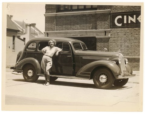 Film actor Helen Twelvetrees and her 1935 Pontiac, Cinesound Studios, Sydney, 1936 - Sam Hood