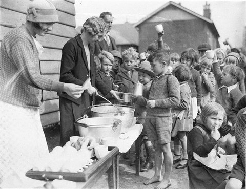 Schoolchildren line up for free issue of soup and a slice of bread in the Depression, Belmore North Public School, Sydney, 2 August 1934 - Sam Hood