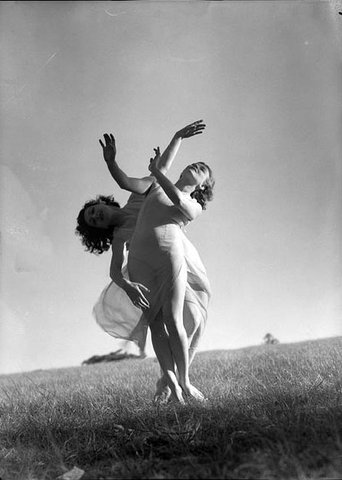 Emmy Towsey (Taussig) and Evelyn Ippen, Bodenwieser Ballet in Centennial Park, Sydney, ca. 1939 - Max Dupain, c. 1939