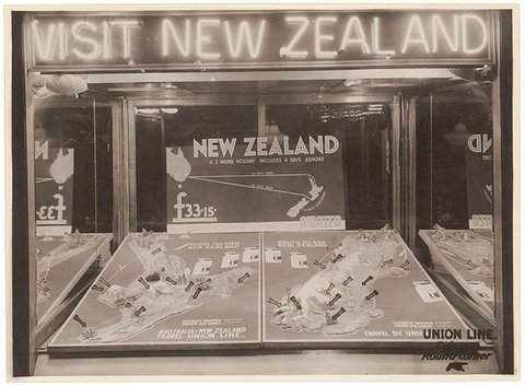 "Visit New Zealand" window, Union Line, Sydney, 1930's - Sam Hood, 1930s
