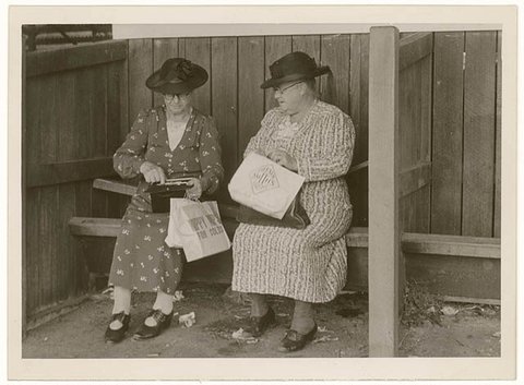 Elderly women with their show bags, Royal Easter Show, Sydney, 1930s - Sam Hood, 1925–55