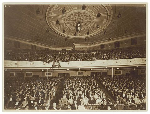 "Sunny" audience, Empire Theatre, Sydney, 1927 - by Sam Hood