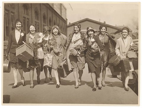 Ingenues arrive, Central Station, Sydney, 1928-1929 - by Sam Hood