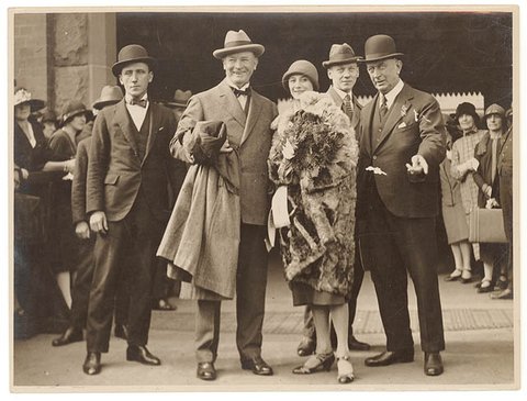 Ballerina Anna Pavlova arrives, Central Station, Sydney, April 1926 - by Sam Hood