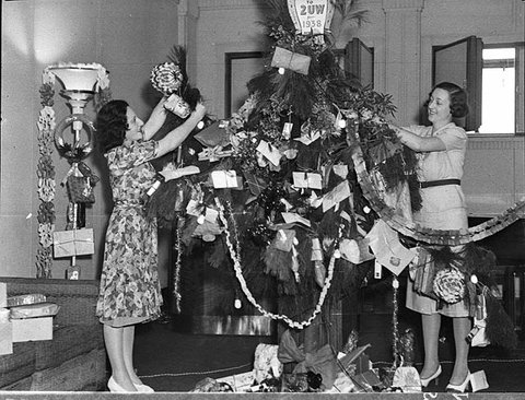 Christmas tree in studio, 24-12-1937 - by Sam Hood