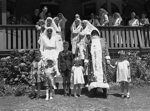 Royal Prince Alfred Hospital Christmas tree and party, Matron Dunn, 25-12-1940 - by Sam Hood