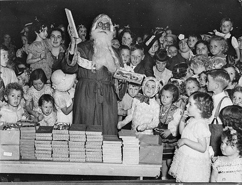Radio station 2CH's Children's Christmas party, Trocadero, Sydney, 22.12.1936 - by Sam Hood