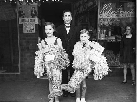 Lucky customers, 25 December 1934 - by Sam Hood