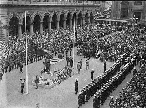Sydney stops for "One minute's silence", the Cenotaph, Martin Place at 11 am 11 Nov 1934 - photograph by Ted Hood
