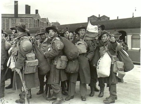 2-8th Australian Infantry Battalion reinforcements in Sydney 1941 (AWM photograph 010348)