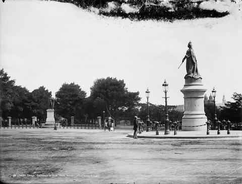 Queens Statue, entrance to Hyde Park, Sydney from The Powerhouse Museum Collection, c. 1900