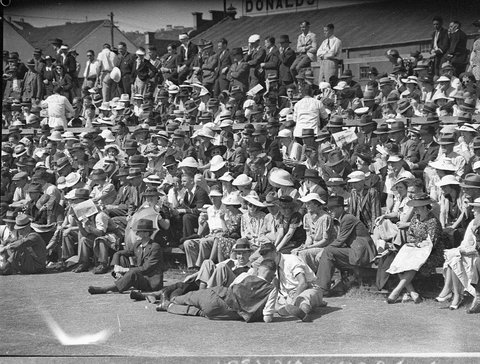 Spectators at Tennis, 16-12-1937, White City, Rushcutters Bay, N.S.W., Sam Hood
