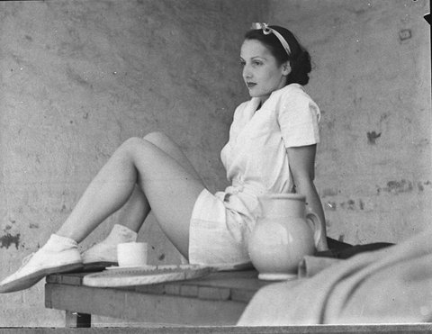 Actress Billy Worth dressed for tennis, 6-10-1937, Sydney, NSW., Sam Hood