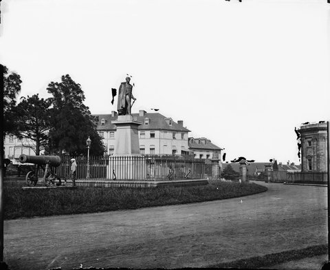 Governor Bourke's Statue at the entrance to the Botanical Gardens, Sydney, 1870-1875, The American & Australasian Photographic Company, 1870–75