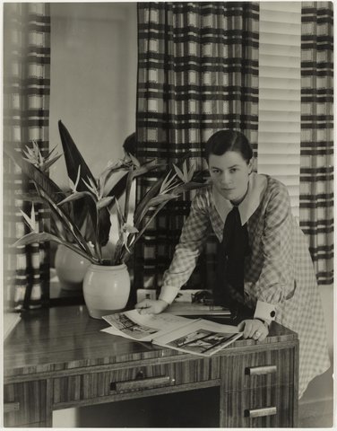 Mrs Mollie Grey, interior decorator, Greenknowe Avenue, Potts Point, Sydney, ca. 1935- photographer Harold Cazneaux, c. 1935