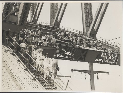 Harbour Bridge painters on central arch, 1932