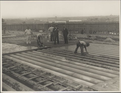 Laying the surface of Harbour Bridge, 1931