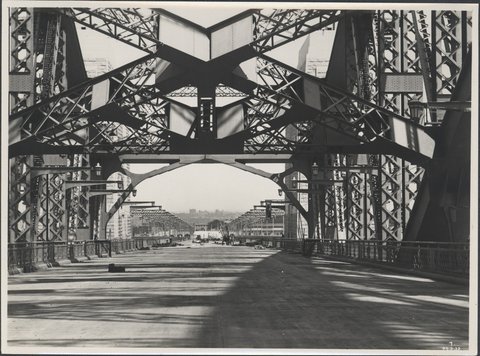 Harbour Bridge roadway, 1932