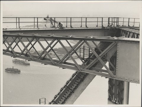 Painters on the arch of the Harbour Bridge, 1932