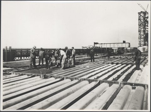 Laying the roadway surface of the Sydney Harbour Bridge, 1930