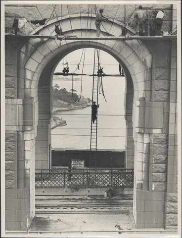 Workers cleaning the pylons of the Harbour Bridge, 1932