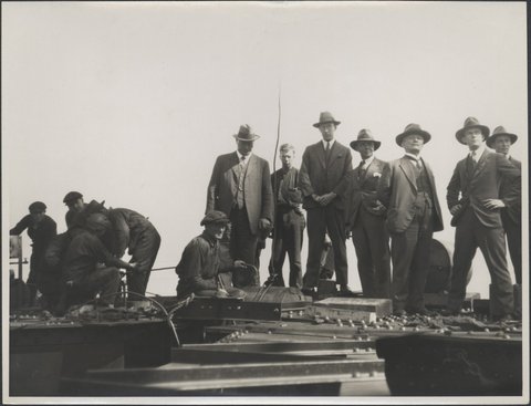 Workers and managers on the main arch of Harbour Bridge, 1932