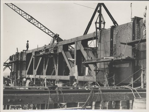 Erection of metal formwork on the southern platform of the Sydney Harbour Bridge, 1928