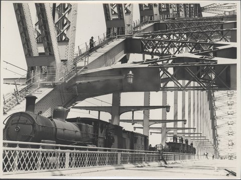 Train and carriages on Harbour Bridge, 1932