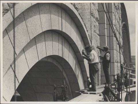 Cleaning the pylons of the Harbour Bridge, 1932