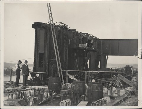 Erection of girders on the southern platform of the Sydney Harbour Bridge, 1928