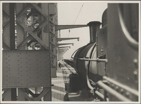 Steam train crossing the Harbour Bridge, 1932