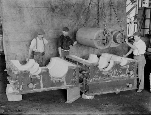 Clyde foundry men with mould, c. 1988