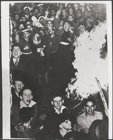 Victory celebrations in Martin Place, Sydney, 15 August 1945