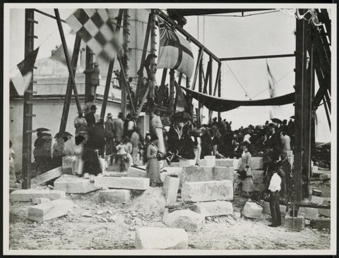 (Laying foundation of new Macquarie Lighthouse, South Head, Sydney, 1881)