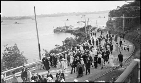 Crowds arriving, Taronga Park, ca. 1916, by Sam Hood, c. 1916