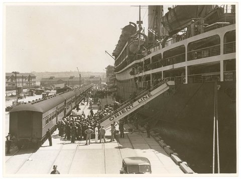 6th Division boards the troopships, Pyrmont, Sydney, 9-10 January 1940 - by Sam Hood