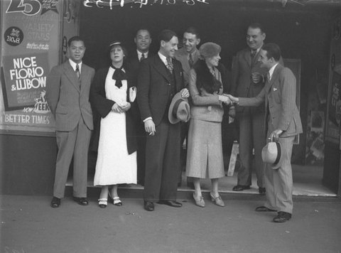 Unidentified Tivoli stars arrive at theatre, 1930s