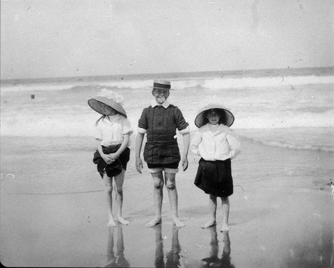 Children in large sunhats on Manly Beach, 1910