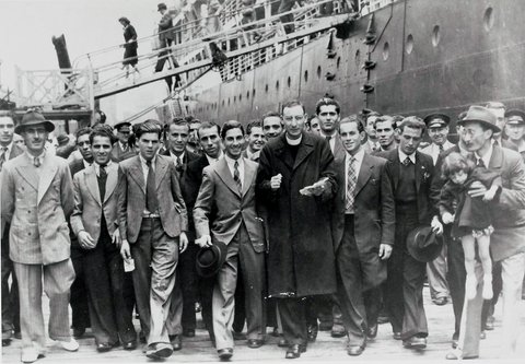 Maltese immigrants land in Sydney from the SS Partizanka, 1948