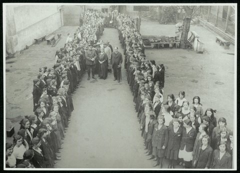 Sydney Girls High School - Empire Day visitors arriving, c. 1921