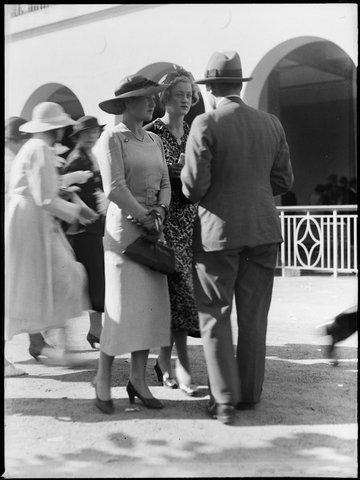 Racegoers at Warwick Farm racecourse from The Powerhouse Museum, 1930–50