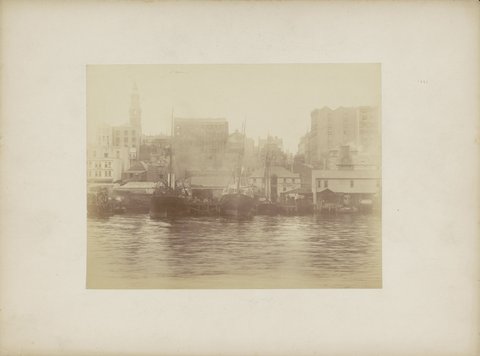 Gezicht op gebouwen, bedrijven en schepen in de haven van (vermoedelijk) Sydney, RP-F-F01103-T, 1890–1910