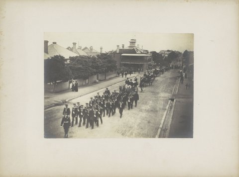 Begrafenisstoet voor de Duitse consul-generaal, de heer Peter F. Hermannkamp, te Sydney op 7 november 1900., RP-F-F01103-AT, 1900–10