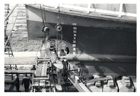 Sydney Ferry NORTH HEAD having its propellor removed in Cockatoo Dock 1975